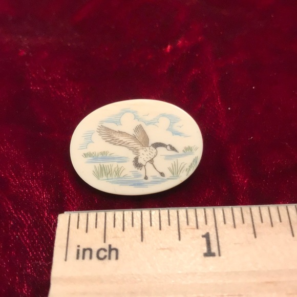 Vintage Carved Canadian Goose Scrimshaw Pin Brooch - Picture 4 of 4